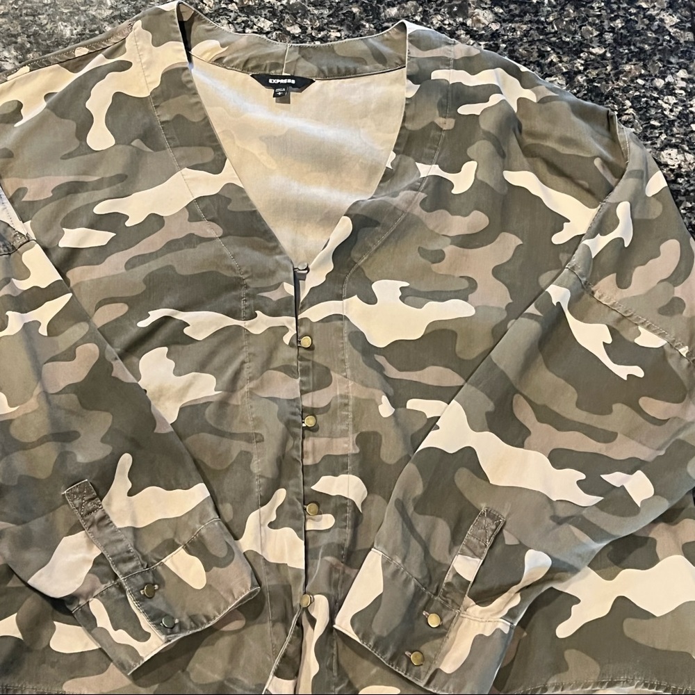 Express Size Large Camouflage tie waist top